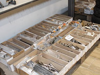 Kast- en deurgrepen in grote diversiteit op pallet. - afbeelding 2 van  2