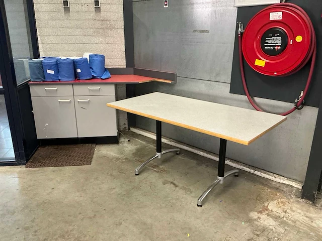 Kast en tafel - afbeelding 1 van  11