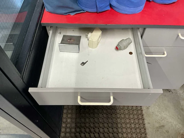 Kast en tafel - afbeelding 9 van  11