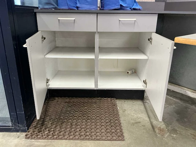Kast en tafel - afbeelding 10 van  11