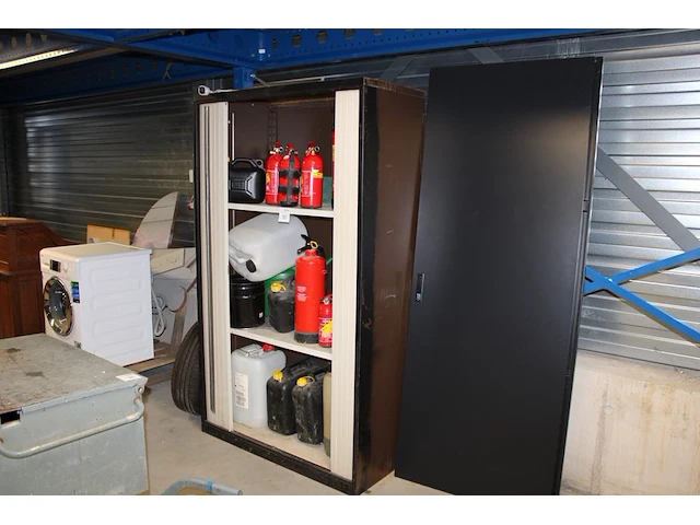 Kast gevuld met jerrycans en brandblussers. gedeeltelijk niet gebruiksklaar. inclusief kast - afbeelding 1 van  2