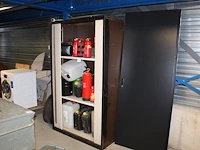 Kast gevuld met jerrycans en brandblussers. gedeeltelijk niet gebruiksklaar. inclusief kast