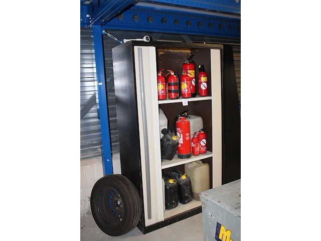 Kast gevuld met jerrycans en brandblussers. gedeeltelijk niet gebruiksklaar. inclusief kast - afbeelding 2 van  2