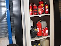 Kast gevuld met jerrycans en brandblussers. gedeeltelijk niet gebruiksklaar. inclusief kast - afbeelding 2 van  2