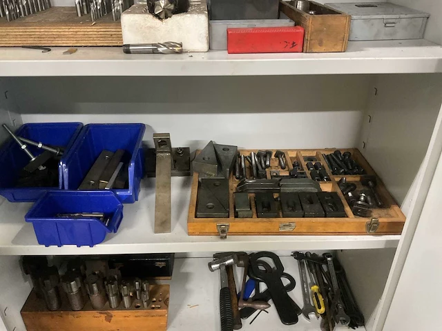 Kast inclusief divers freesgereedschap en toebehoren - afbeelding 8 van  8