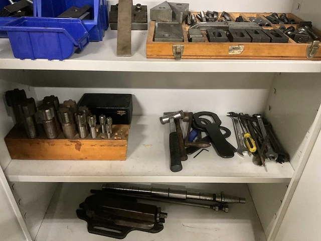 Kast inclusief divers freesgereedschap en toebehoren - afbeelding 3 van  8