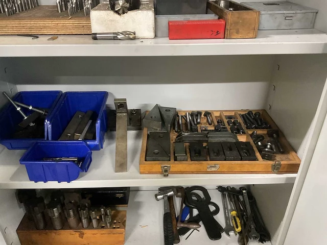 Kast inclusief divers freesgereedschap en toebehoren - afbeelding 6 van  8