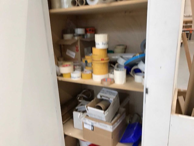 Kast met bezems en voorraad - afbeelding 3 van  4