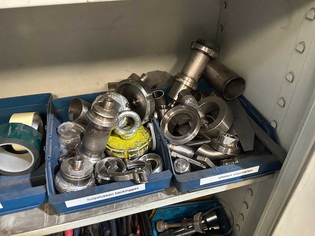 Kast met divers handgereedschap - afbeelding 2 van  15
