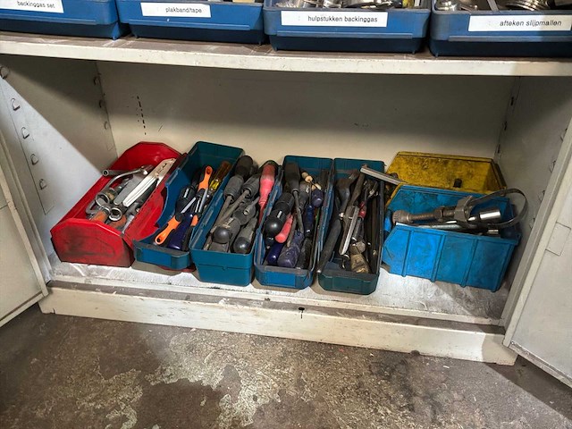 Kast met divers handgereedschap - afbeelding 4 van  15