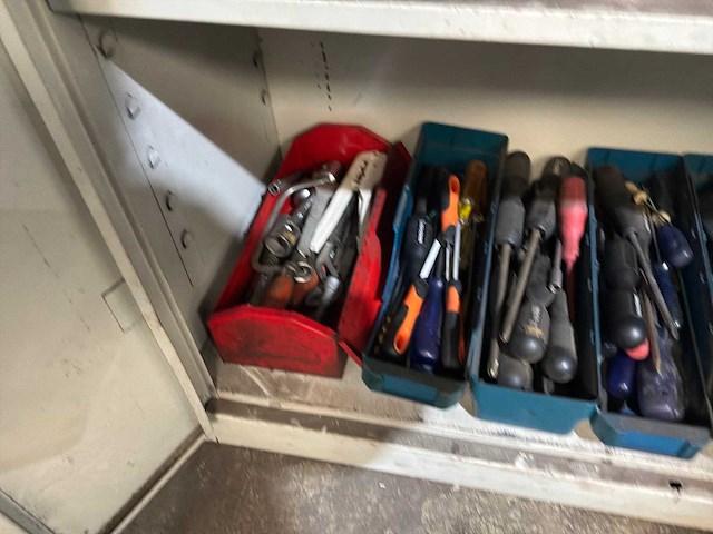 Kast met divers handgereedschap - afbeelding 6 van  15