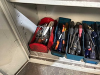 Kast met divers handgereedschap - afbeelding 6 van  15