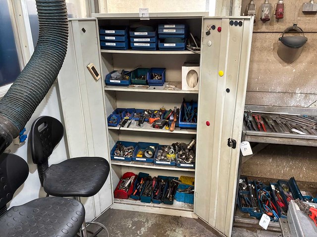 Kast met divers handgereedschap - afbeelding 1 van  15
