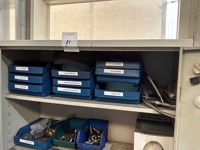 Kast met divers handgereedschap - afbeelding 9 van  15