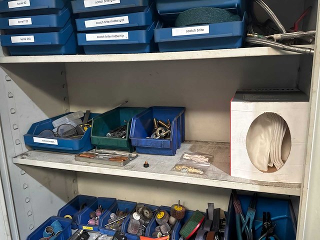 Kast met divers handgereedschap - afbeelding 10 van  15