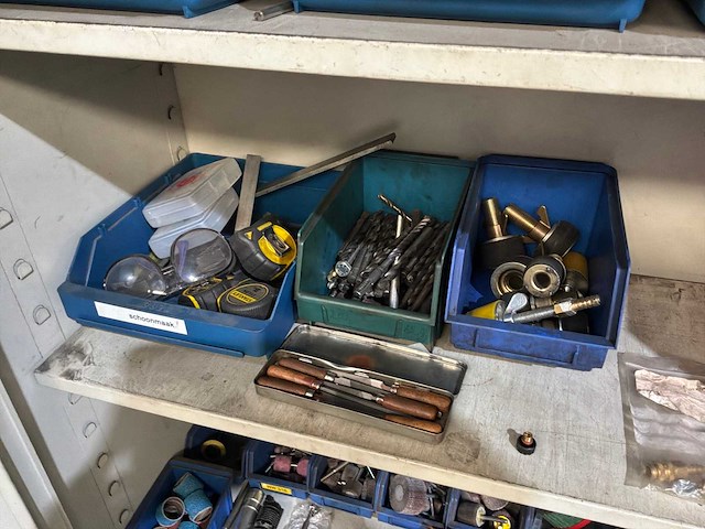 Kast met divers handgereedschap - afbeelding 11 van  15