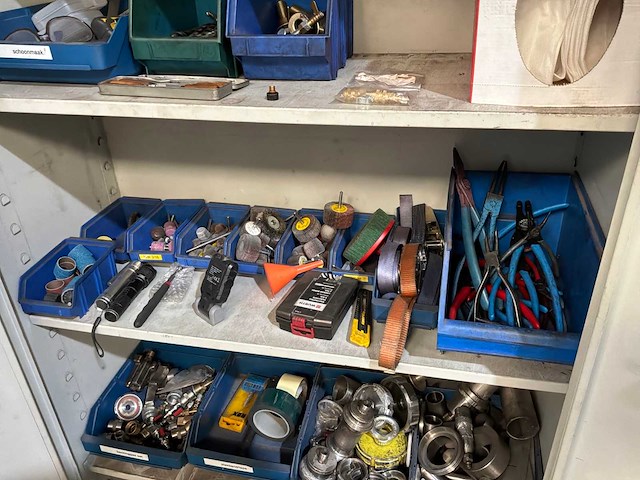 Kast met divers handgereedschap - afbeelding 12 van  15