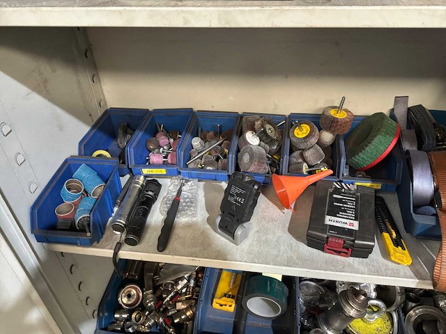 Kast met divers handgereedschap - afbeelding 14 van  15