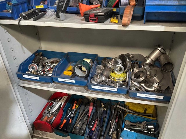 Kast met divers handgereedschap - afbeelding 15 van  15