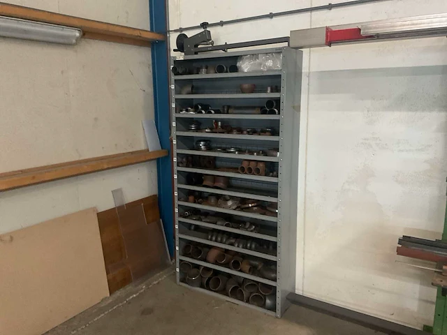 Kast met divers lasonderdelen - afbeelding 1 van  5