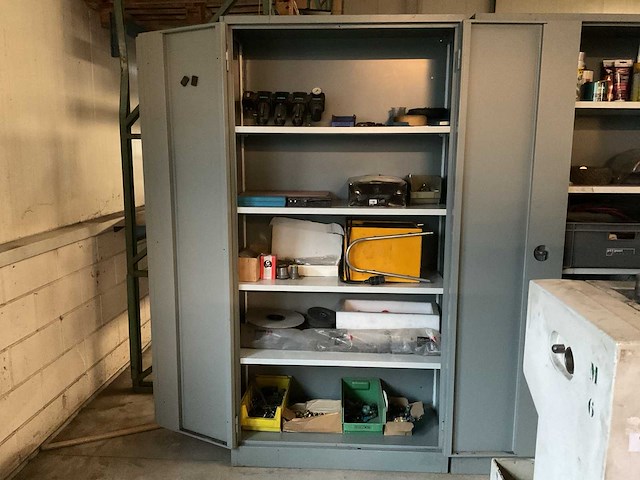 Kast met diverse inhoud - afbeelding 1 van  6