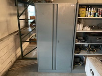 Kast met diverse inhoud - afbeelding 6 van  6