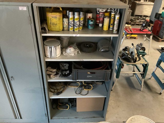 Kast met diverse inhoud - afbeelding 1 van  6