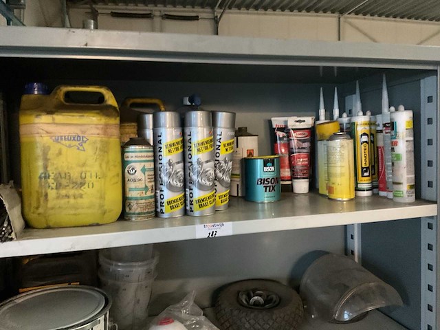 Kast met diverse inhoud - afbeelding 2 van  6