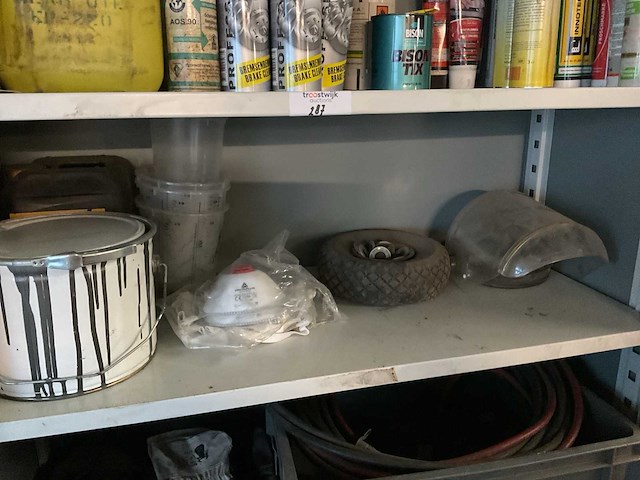 Kast met diverse inhoud - afbeelding 3 van  6