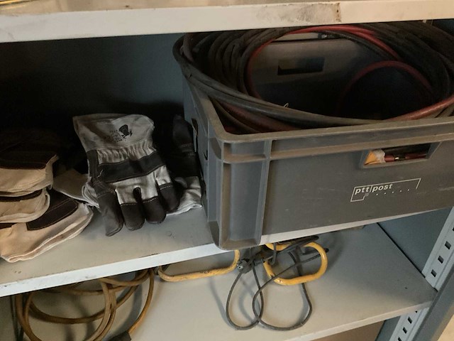 Kast met diverse inhoud - afbeelding 4 van  6