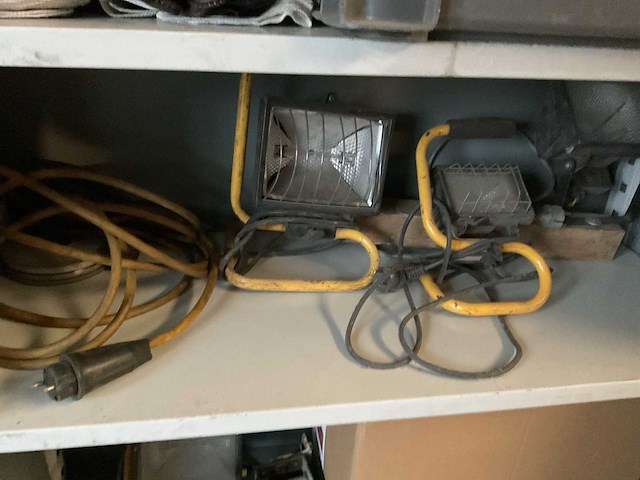 Kast met diverse inhoud - afbeelding 5 van  6