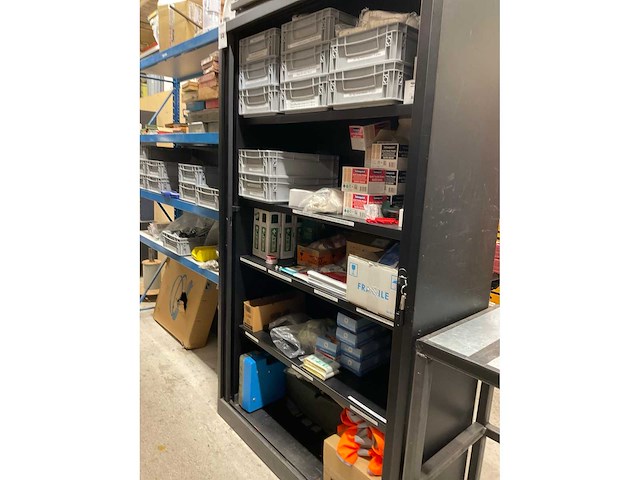 Kast met ehbo artikelen - afbeelding 2 van  7