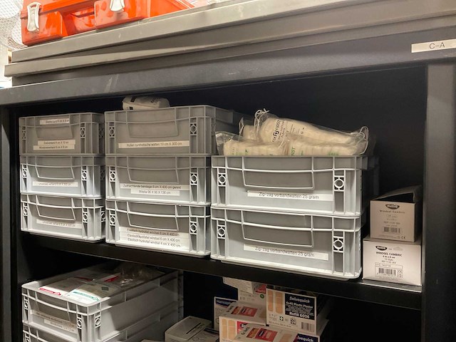 Kast met ehbo artikelen - afbeelding 3 van  7