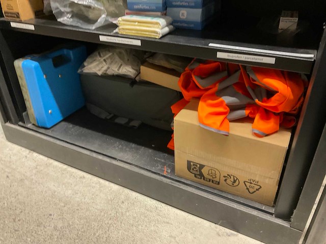 Kast met ehbo artikelen - afbeelding 7 van  7