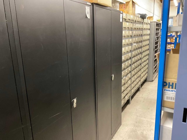 Kast met elektromateriaal - afbeelding 1 van  6