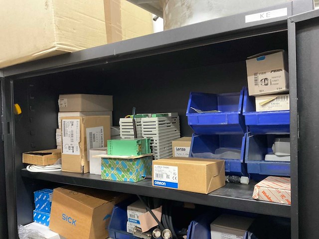 Kast met elektromateriaal - afbeelding 3 van  6