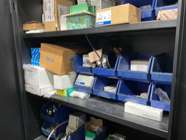 Kast met elektromateriaal - afbeelding 4 van  6