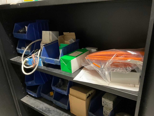Kast met elektromateriaal - afbeelding 5 van  6