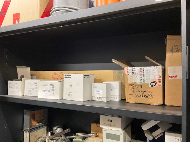 Kast met elektromateriaal - afbeelding 2 van  8