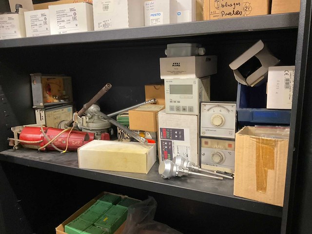 Kast met elektromateriaal - afbeelding 3 van  8