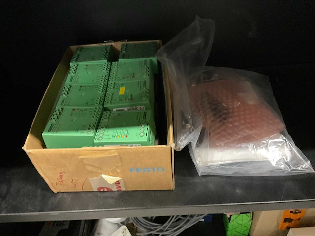 Kast met elektromateriaal - afbeelding 4 van  8