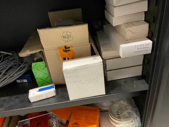 Kast met elektromateriaal - afbeelding 5 van  8