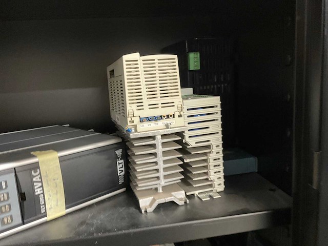 Kast met elektromateriaal - afbeelding 2 van  9