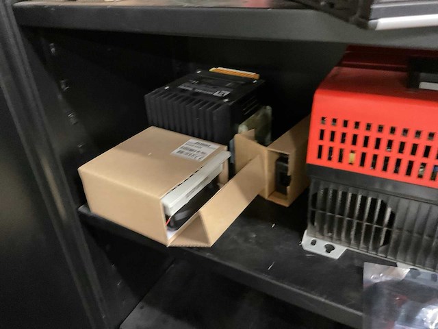 Kast met elektromateriaal - afbeelding 4 van  9