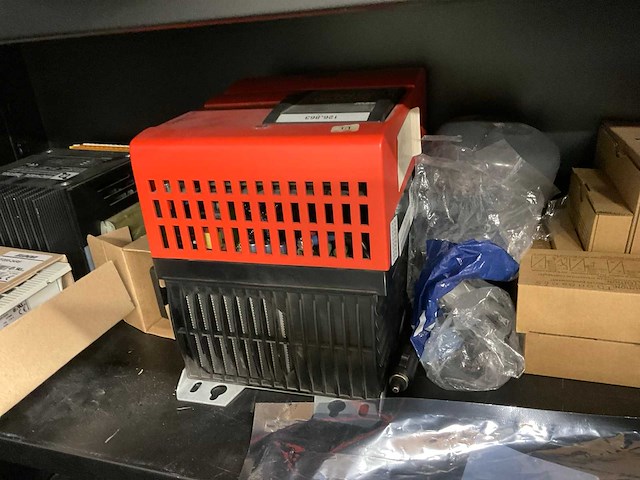 Kast met elektromateriaal - afbeelding 5 van  9