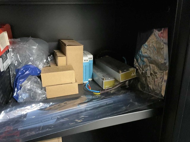 Kast met elektromateriaal - afbeelding 6 van  9