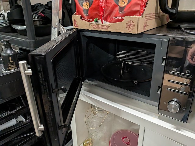 Kast met huishoudelijke artikelen - afbeelding 2 van  23