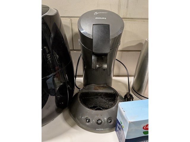 Kast met huishoudelijke artikelen - afbeelding 5 van  23