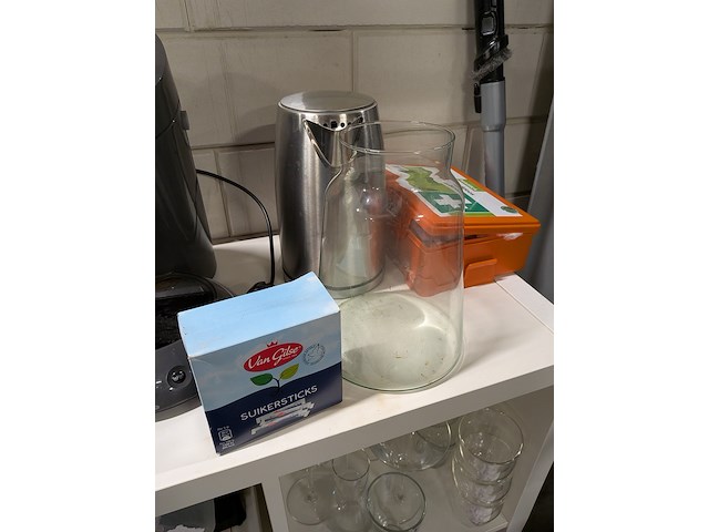 Kast met huishoudelijke artikelen - afbeelding 6 van  23