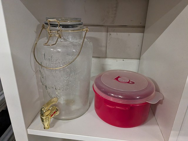 Kast met huishoudelijke artikelen - afbeelding 7 van  23